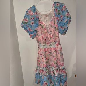 NWT dress with a belt on the waist, elastic arm, button in the front. Size Large